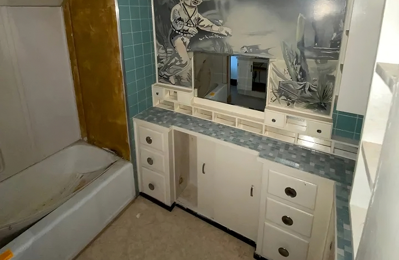 Grungy bathroom before renovation